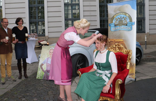 Übergabe derr Insignien: Vorgängerin Vroni Ettstaller überreichte am 20.05.2021 ihre Krone der neuen Bayerischen Bierkönigin Sarah Jäger (©Foto: Martin Schmitz)